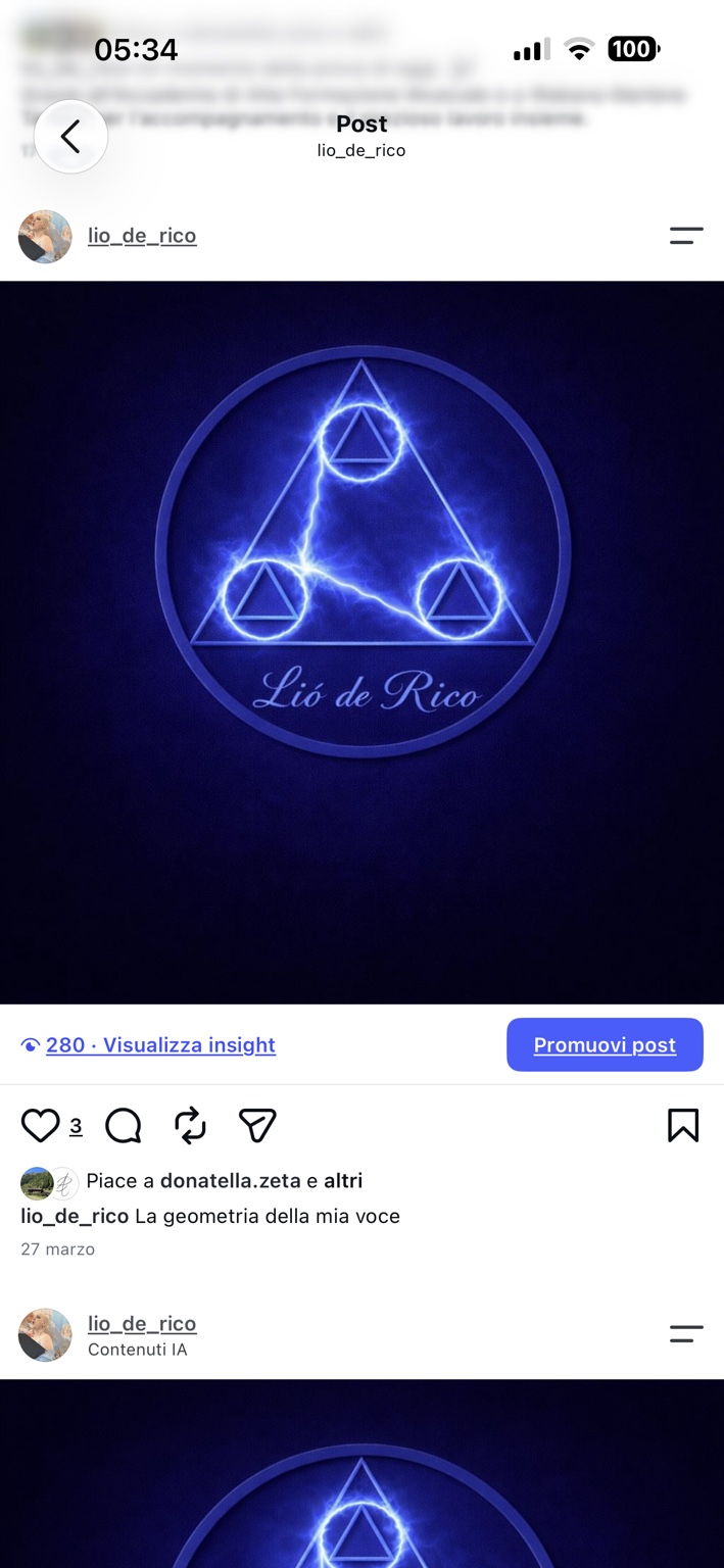 Stemma di Liò de Rico: cerchio e triangoli blu luminosi con il nome dell’artista